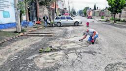 Vecinos de San Juan Buenavista se ponen a parchar las calles, en Toluca