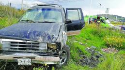 Borracho vuelca su camioneta y se niega a ser hospitalizado, en Almoloya de Juárez