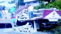 Camión se queda sin frenos y sale de la carretera, en Tepoztlán