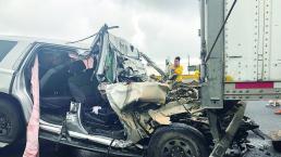 Escoltas chocan contra un tráiler y quedan prensados, en Huitzilac