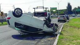 Vuelca camioneta en curva y tripulantes salen ilesos, en la México-Querétaro 