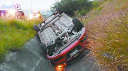 Conductora no alcanza a controlar su coche y vuelca en una canaleta, en Querétaro 