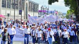 Trabajadores del ISEM marchan por mejoras en salud, en Toluca