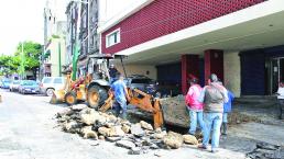 Tubo roto provoca hundimiento en centro de Cuernavaca