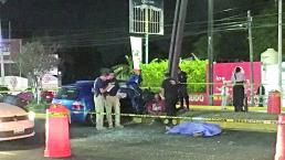 Evita chocar contra vehículo accidentado y se va contra poste, en Corregidora