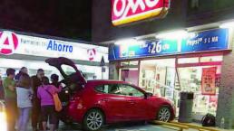 Conductora entra a Oxxo con todo y automóvil, en Querétaro