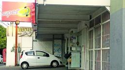 Empistolado roba dinero y mercancía en tienda de conveniencia, en Querétaro
