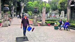Habitantes de Toluca apresuran limpieza de tumbas por cortes de agua