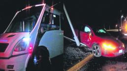 Camión de transporte impacta a automóvil y lo proyecta contra poste, en Querétaro