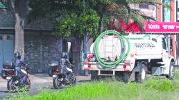 Reparto de agua se realiza con custodia de policías, en Iztapalapa