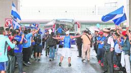 Aficionados de Cruz Azul le arman tremendo fiestón al equipo, en CDMX