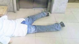 Muere trabajador al caer por escalera de plaza en el Centro Histórico, CDMX