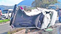 Tres pasajeros de una camioneta salen disparados al chocar, en Tenango del Valle