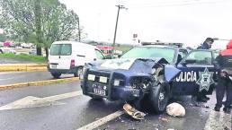 Patrulla a exceso de velocidad se estrella contra camioneta, en Toluca
