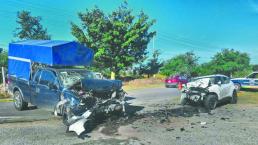 Dos matrimonios pierden la vida tras impactar contra camioneta, en Mazatepec