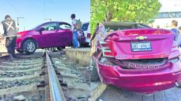 Tren le da arrastrón a conductor, en Querétaro 