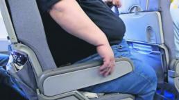 Hombre demanda a aerolínea por sentarlo junto a pasajero obeso, en Reino Unido