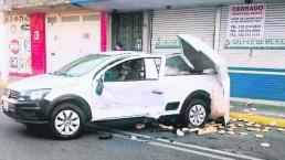 Taxi impacta contra camioneta repartidora de pan, en Toluca 