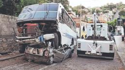 Camión se queda sin frenos y deja auto como lámina, en Jiutepec