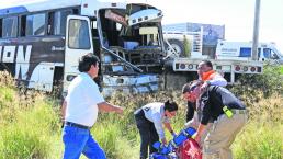 Imprudencia provoca accidente a autobús del IPN, en la México-Querétaro