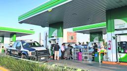 Balean a despachador durante asalto a gasolinera en Querétaro