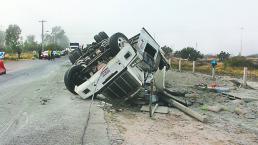 Tráiler cargado de cemento vuelca sobre autos en carretera de San Juan del Río