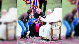 Niño sorprende al Papa Francisco y se pone a jugar con él