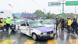 Atracadores intentan escapar en taxi pero sufren choque, en Cuernavaca
