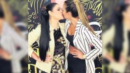 Alejandra Ávalos y Giuli Panvini se dan picante beso en presentación 