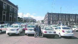Taxistas arman rebelión contra la gaceta y denuncian extorsiones, en Toluca
