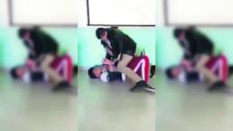 Profesor golpea a codazos a alumno en plena clase, en Guanajuato