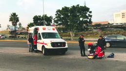 Motoneto sufre accidente tras ser golpeado por vehículo, en Boulevard Bernardo Quintana