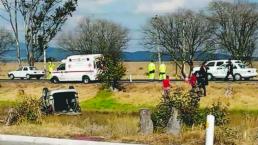 Camioneta choca por detrás a automóvil y ambos vuelcan, en carretera Toluca - Atlacomulco