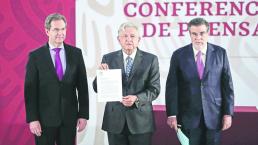 AMLO firma propuesta para revocar la Reforma Educativa