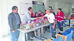 Vecinos dan regalo a 70 servidores públicos en agradecimiento, en Toluca