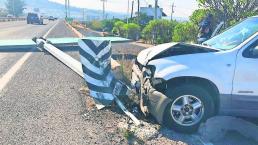 Familia se estampa en poste y menores resultan lesionados, en Corregidora