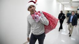 Barck Obama se viste de Santa y le da sorpresa a niños en hospital