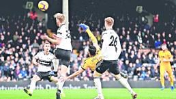 Raúl Jiménez sufre en duelo de Wolverhampton ante Fulham