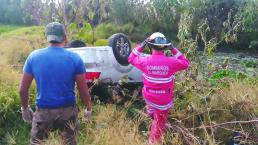 Muere conductor al caer su automóvil a un canal residual, en El Marqués