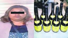 Detienen a mujer por robar 9 botellas de bebida alcohólica, en Metepec