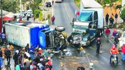 Vuelca camión de cervezas al chocar con tráiler, en la carretera Naucalpan - Toluca