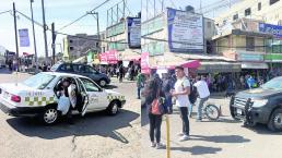 Taxistas se manifiestan contra reordenamiento vehicular, en Xonacatlán