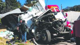 Camión sufre volcadura y deja costales de sal regados, en Ocyoacac