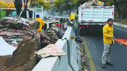Camión riega diez toneladas de cartón en la México-Cuernavaca