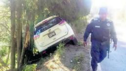 Árboles salvan a camioneta de caer en barranco, en carretera Toluca - Tenancingo