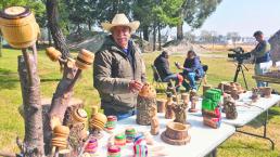 Artesanos en Edomex transforman árboles de Navidad en distintos artículos