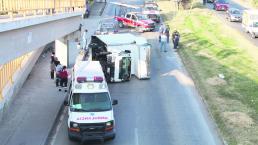 Camioneta de aparatos de 'línea blanca' vuelca tras cerrón, en Jiutepec