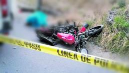 Motociclista sin casco muere al estrellarse contra un poste, en Calimaya 