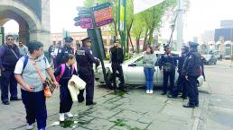 Conductora evita atropello a peatones y choca contra poste, en Toluca