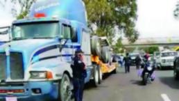 Tráiler se queda sin frenos y se estrella contra dos vehículos, en la carretera México-Cuautla